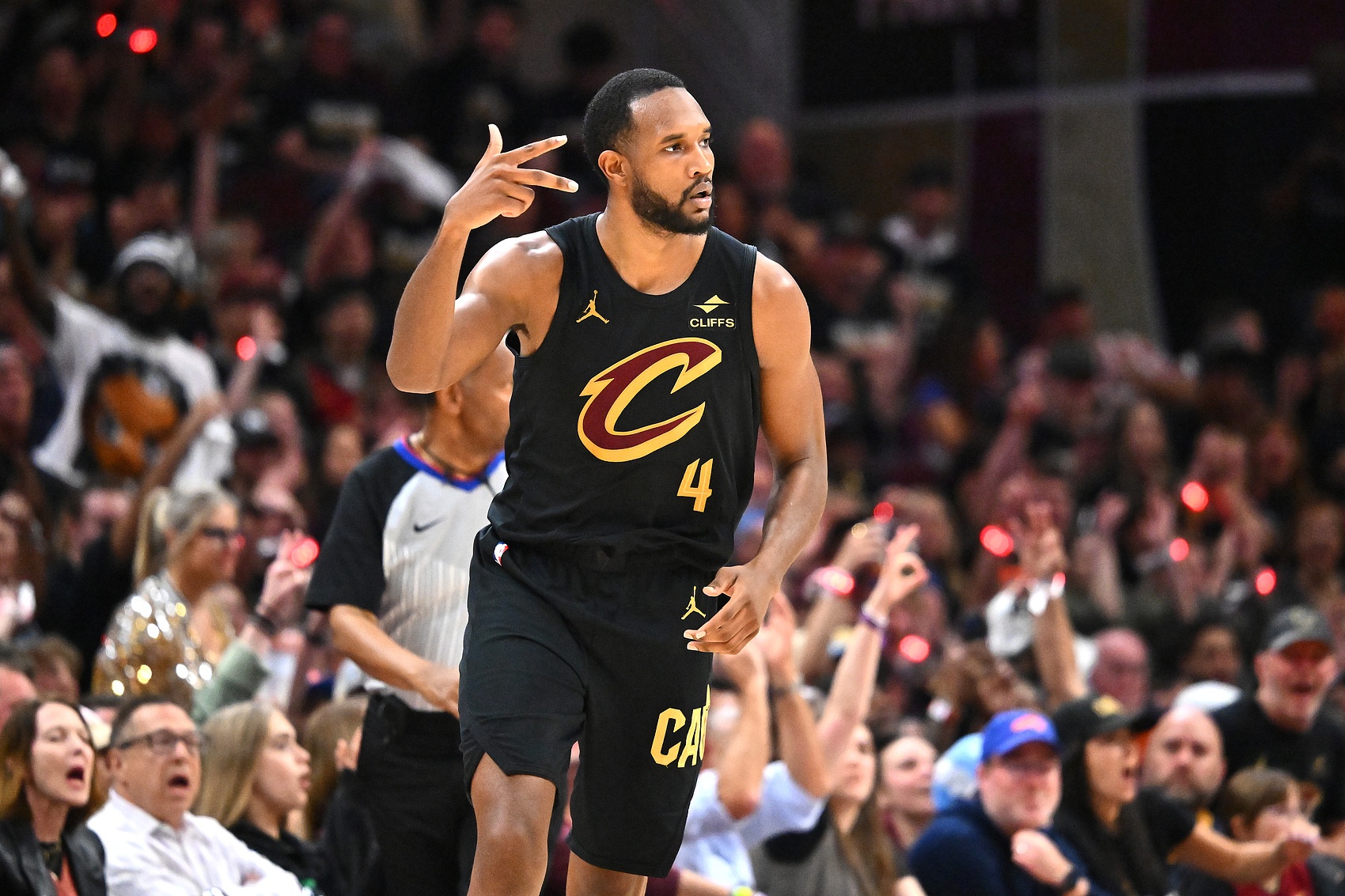 莫布里休赛期全面升级进攻技巧:跳投、控球与终结能力显著提升