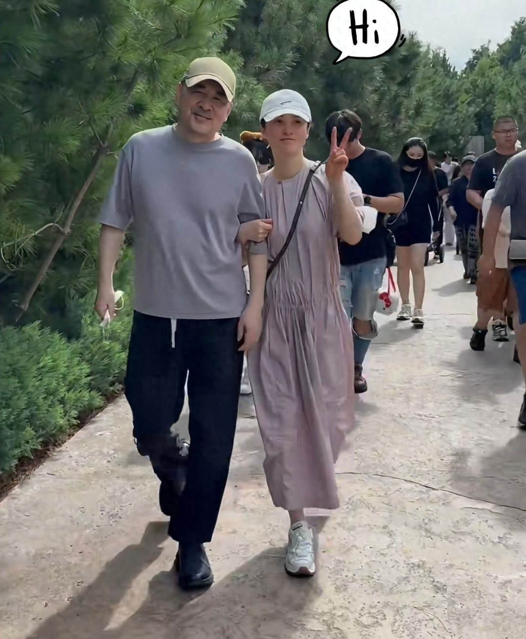 50岁蒋勤勤带娃出游,挽陈建斌胳膊超黏人,背2万包状态碾压老公