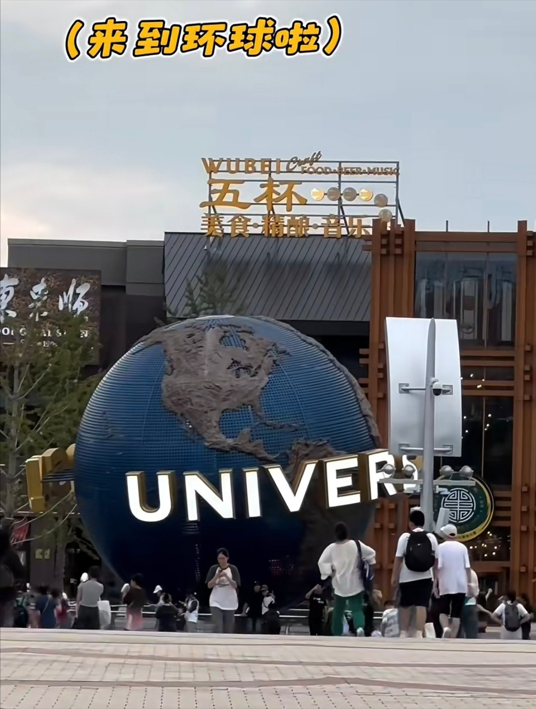 50岁蒋勤勤带娃出游,挽陈建斌胳膊超黏人,背2万包状态碾压老公