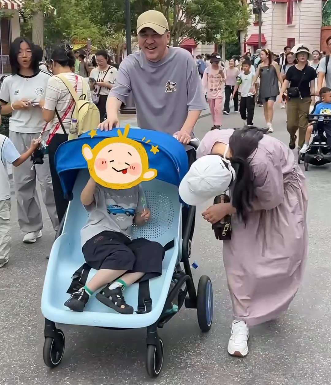 50岁蒋勤勤带娃出游,挽陈建斌胳膊超黏人,背2万包状态碾压老公