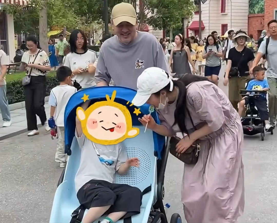 50岁蒋勤勤带娃出游,挽陈建斌胳膊超黏人,背2万包状态碾压老公