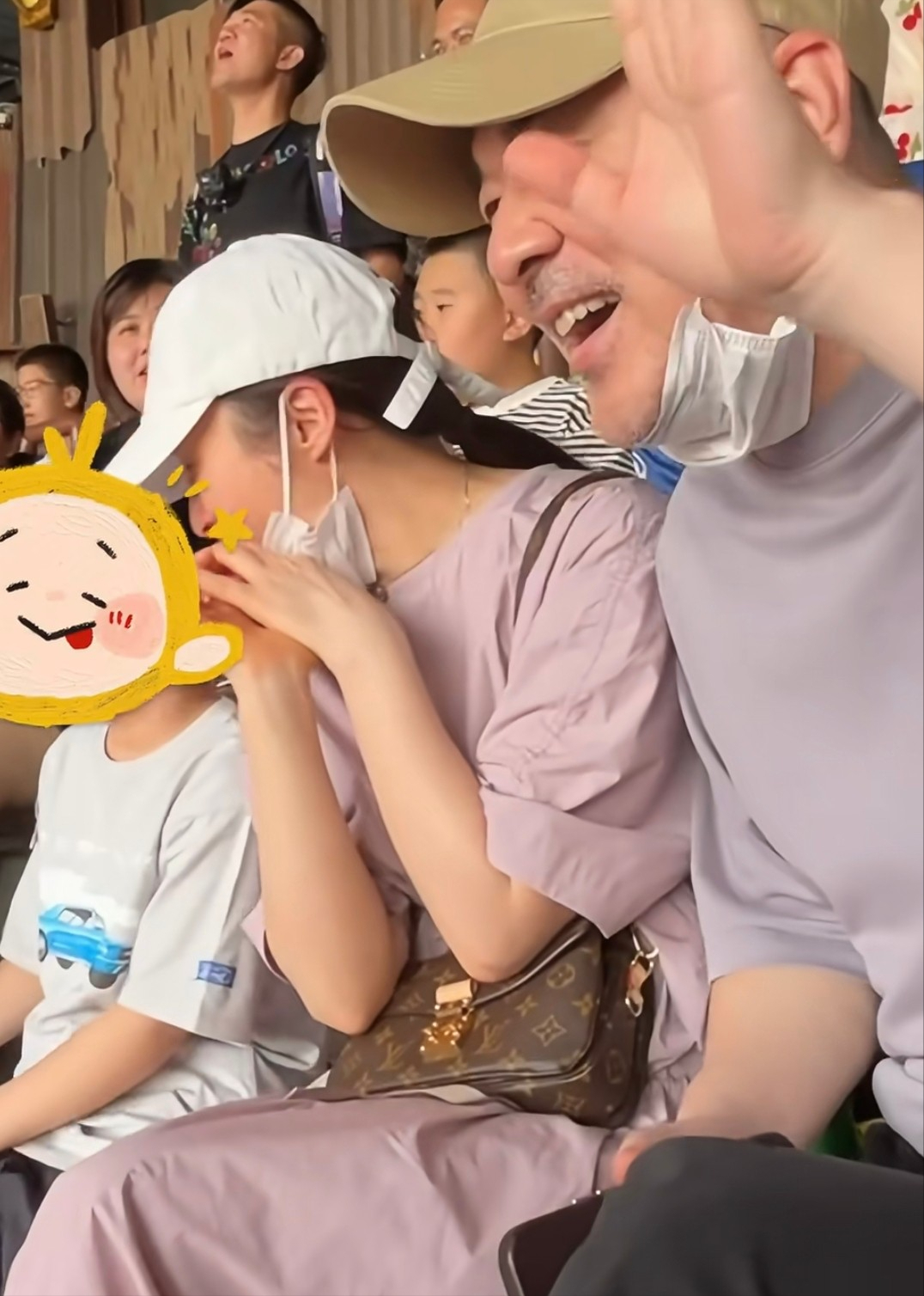 50岁蒋勤勤带娃出游,挽陈建斌胳膊超黏人,背2万包状态碾压老公