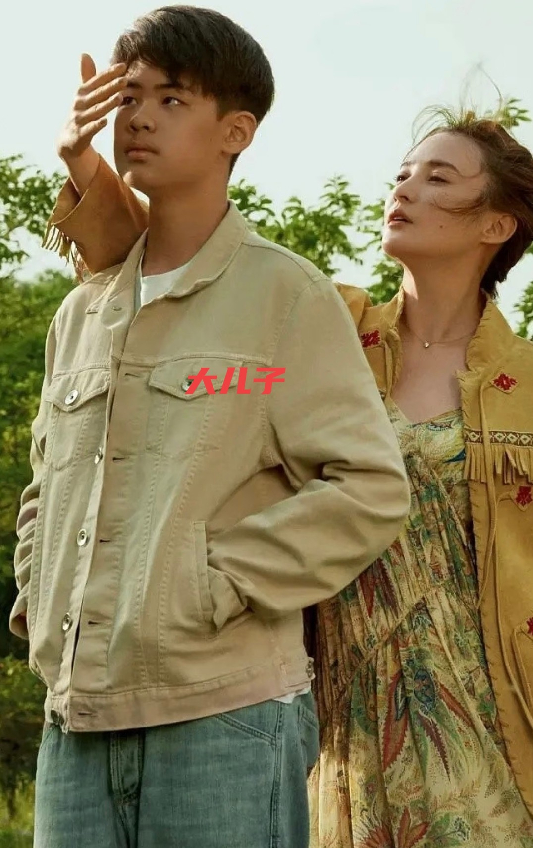 50岁蒋勤勤带娃出游,挽陈建斌胳膊超黏人,背2万包状态碾压老公