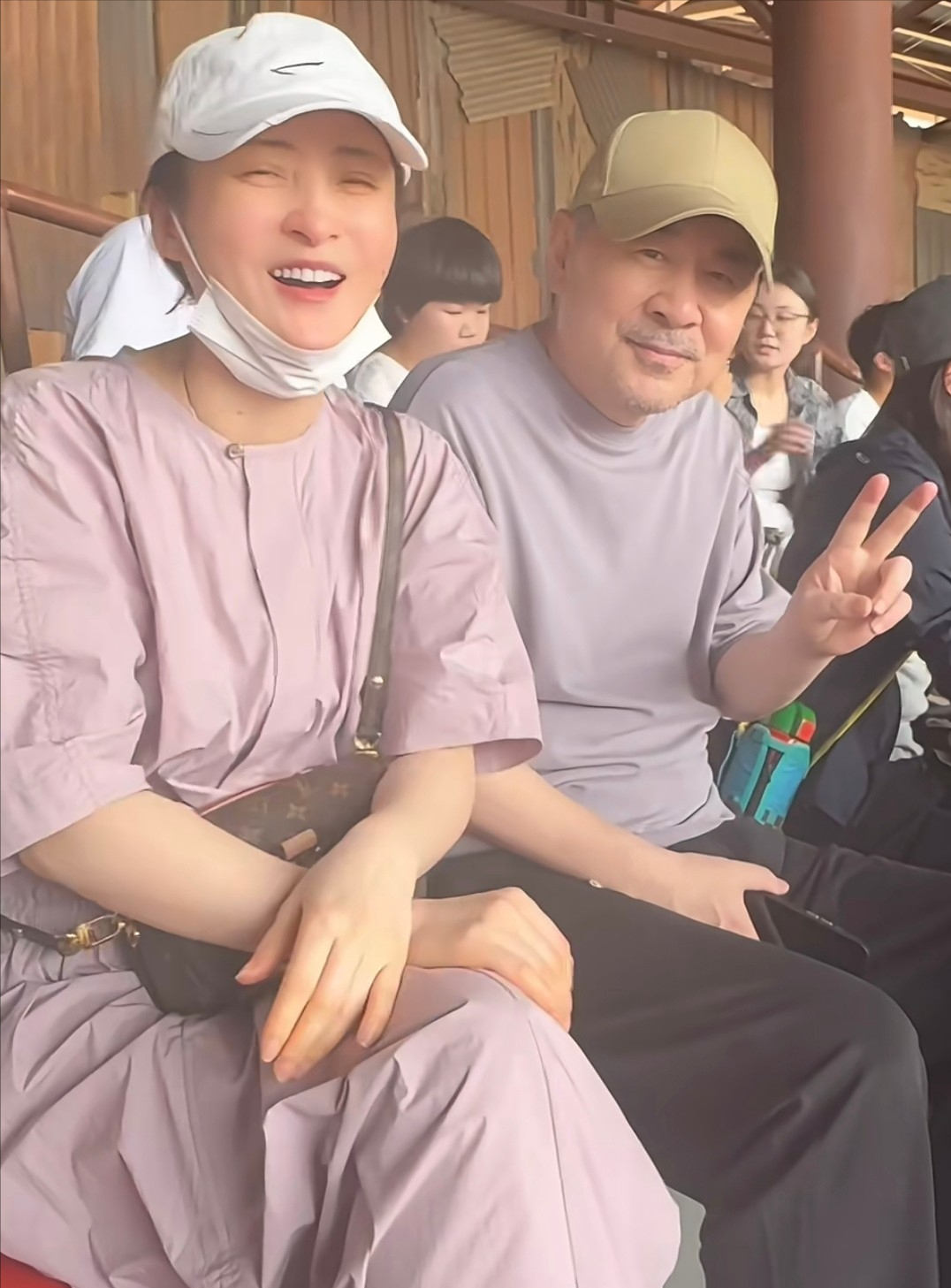 50岁蒋勤勤带娃出游,挽陈建斌胳膊超黏人,背2万包状态碾压老公