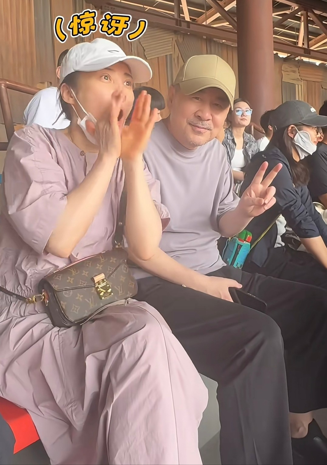 50岁蒋勤勤带娃出游,挽陈建斌胳膊超黏人,背2万包状态碾压老公