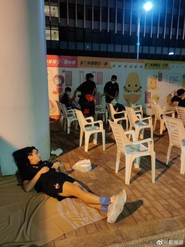 1665122878774008949.jpg yl23455永利-深圳队凌晨露宿海口街头:戴伟浚晒出“流浪汉”照