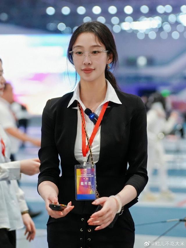 yl23455永利-网红击剑运动员秦雪执裁青少年比赛，职业装亮相长腿吸睛