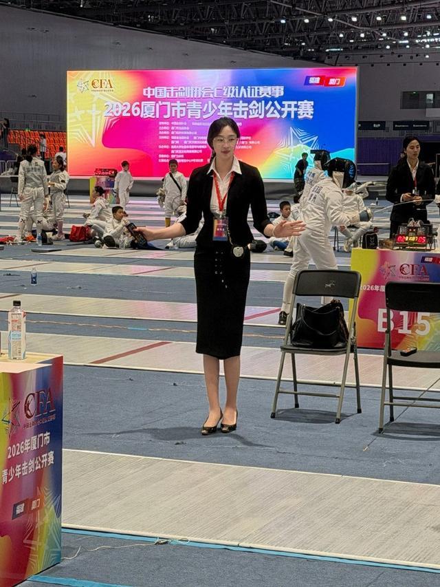 yl23455永利-网红击剑运动员秦雪执裁青少年比赛，职业装亮相长腿吸睛