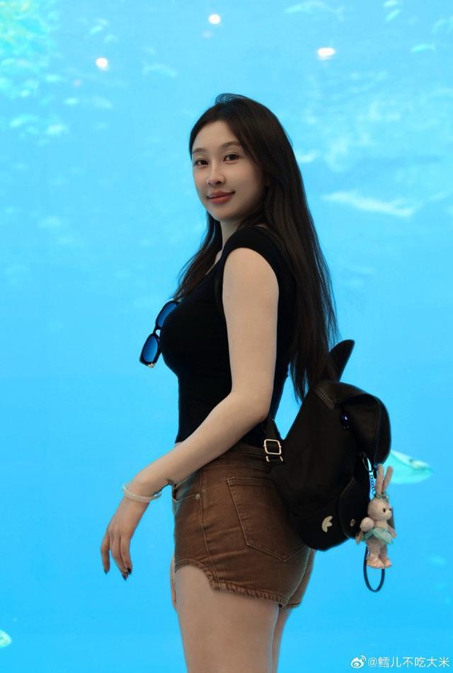 yl23455永利-网红击剑运动员秦雪执裁青少年比赛，职业装亮相长腿吸睛
